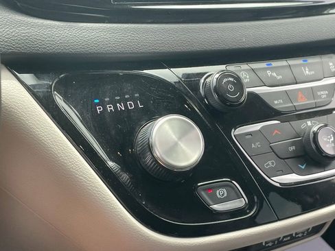 Used 2024 Chrysler Pacifica Touring-L FWD image 7