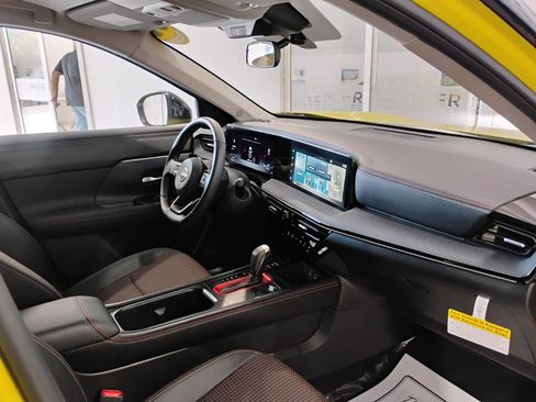 Used 2025 Nissan Kicks SR w/ Illumination Package image 37