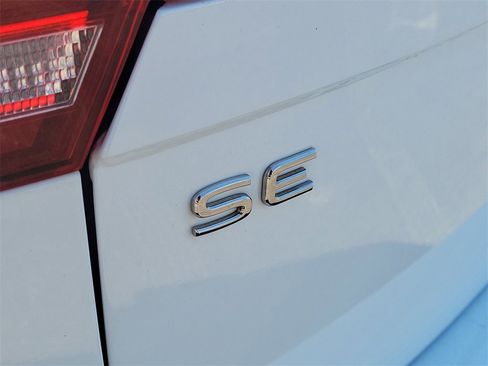 Used 2022 Volkswagen Tiguan SE image 5