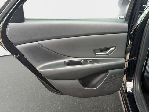 Used 2023 Hyundai Elantra Limited image 13