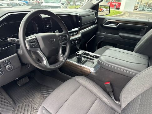 Used 2025 Chevrolet Silverado 1500 LT Trail Boss w/ Dark Appearance Package AWD/4WD image 13