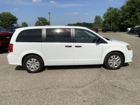 Used 2019 Dodge Grand Caravan SE w/ UConnect Hands-Free Group FWD image 12