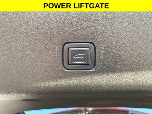 Used 2023 Chevrolet Traverse LT FWD image 17