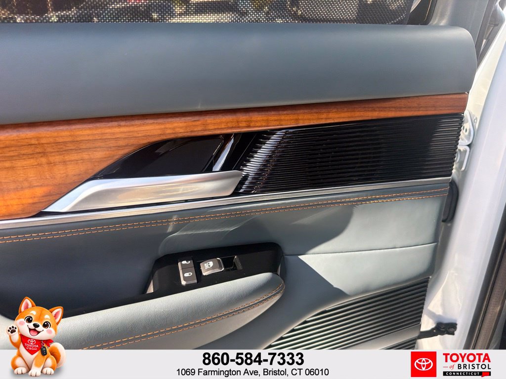 Used 2023 Jeep Grand Wagoneer Series III AWD/4WD image 31