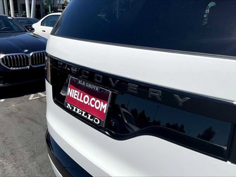 Used 2025 Land Rover Discovery Dynamic SE image 11