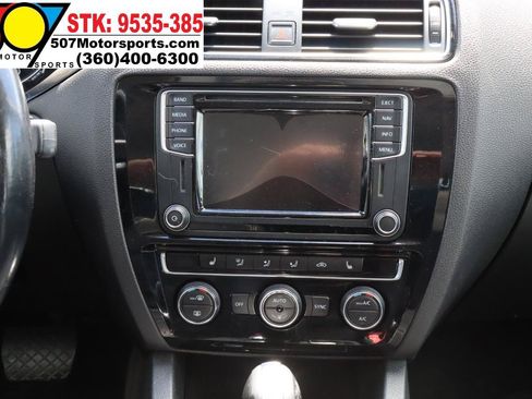 Used 2017 Volkswagen Jetta SEL FWD image 18