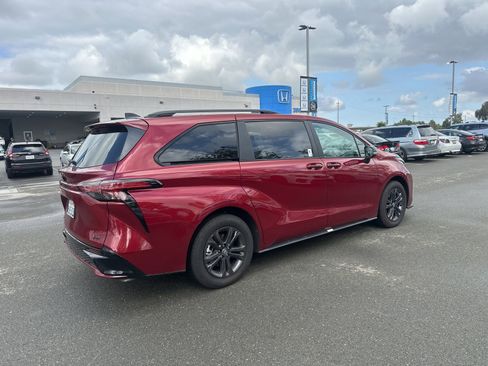 Used 2025 Toyota Sienna XSE AWD/4WD image 3