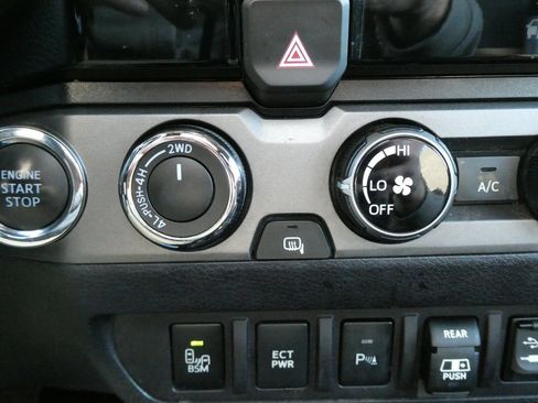 Used 2018 Toyota Tacoma TRD Sport image 26