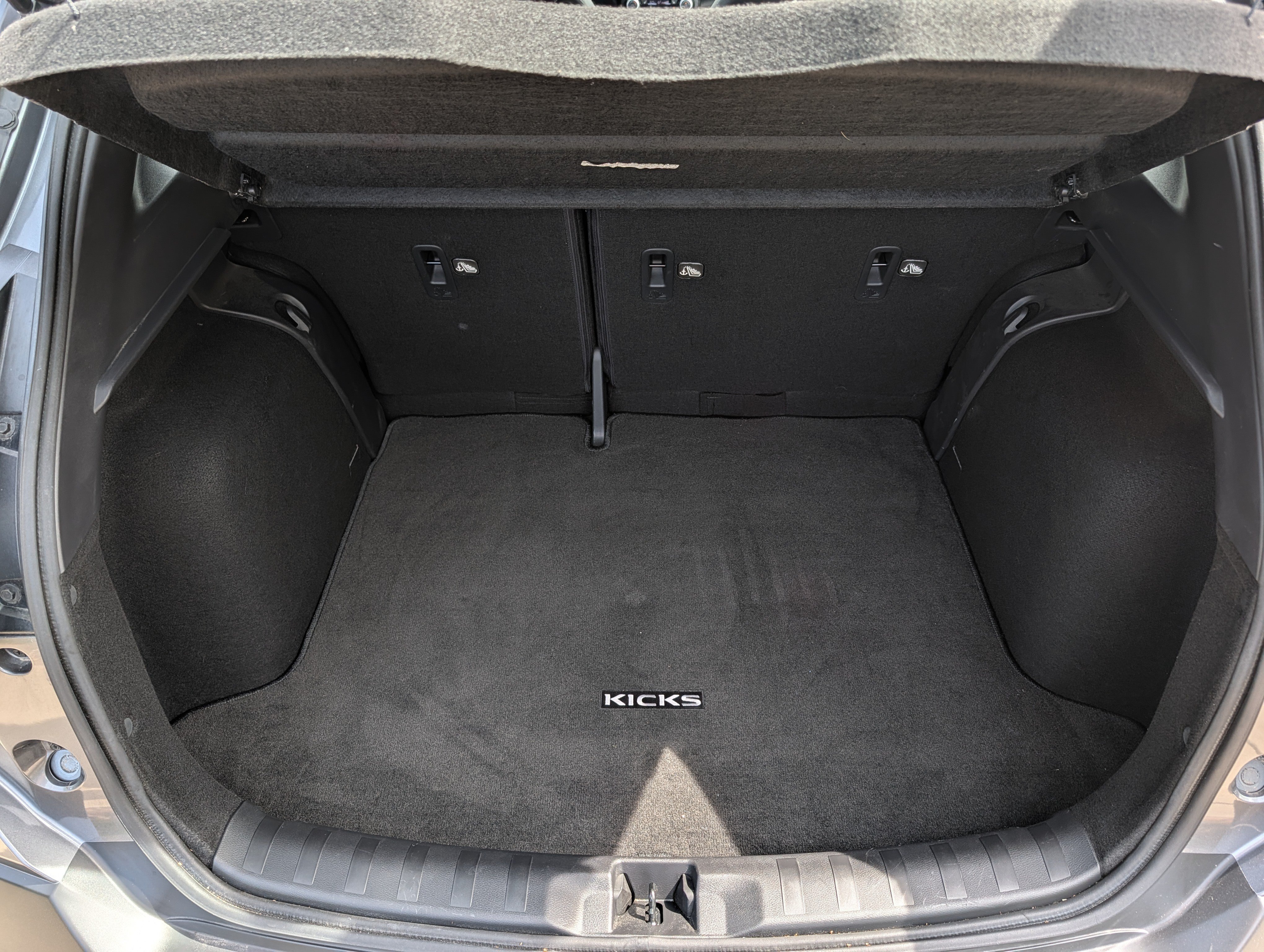 Used 2020 Nissan Kicks SR w/ SR Premium Package FWD image 18