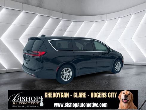 Used 2023 Chrysler Pacifica Touring-L image 20