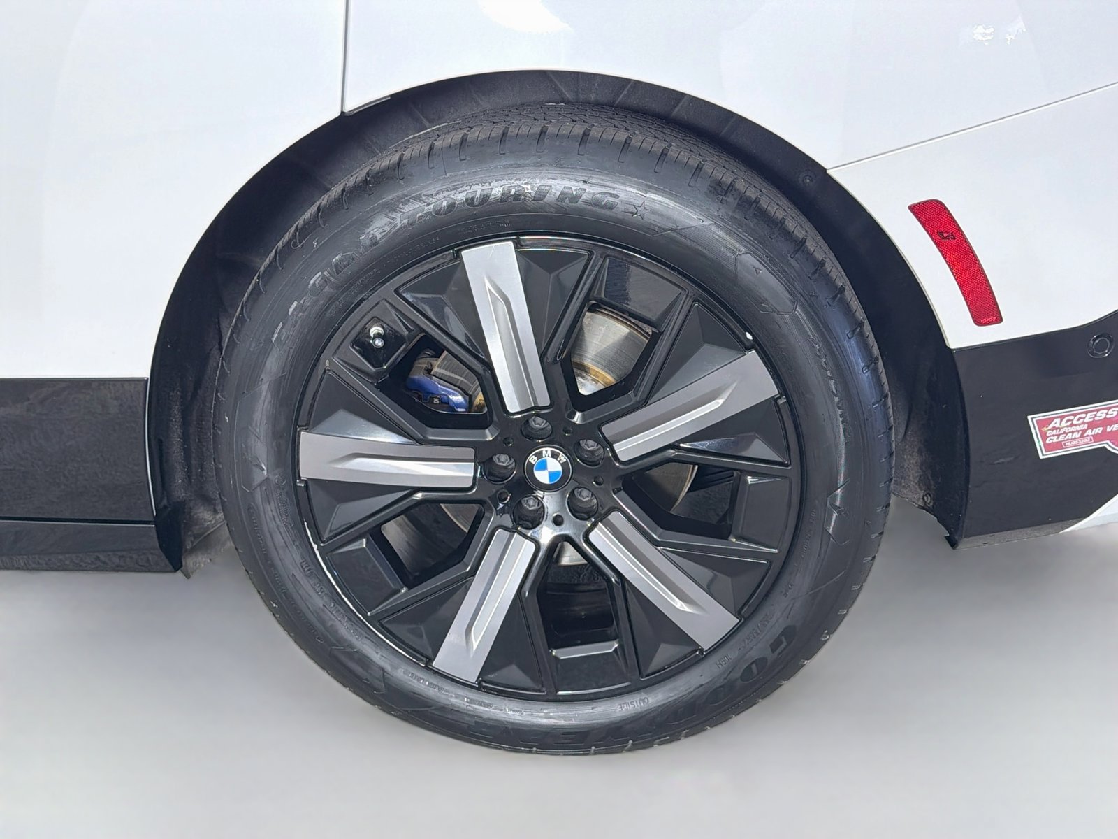 Certified 2024 BMW iX xDrive50 w/ Premium Package AWD/4WD image 32