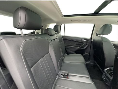 Used 2022 Volkswagen Tiguan SE w/ Panoramic Sunroof Package FWD image 31