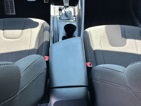 Used 2025 Hyundai Elantra Sport FWD image 21