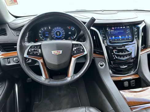 Used 2019 Cadillac Escalade Luxury AWD/4WD image 16