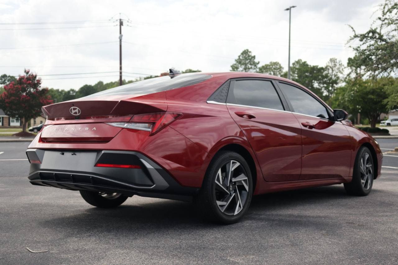 Used 2024 Hyundai Elantra SEL w/ Convenience Package FWD image 5