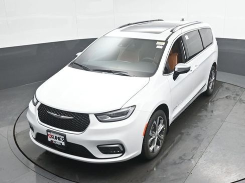 New 2026 Chrysler Pacifica Pinnacle w/ Trailer Tow Group AWD/4WD image 36