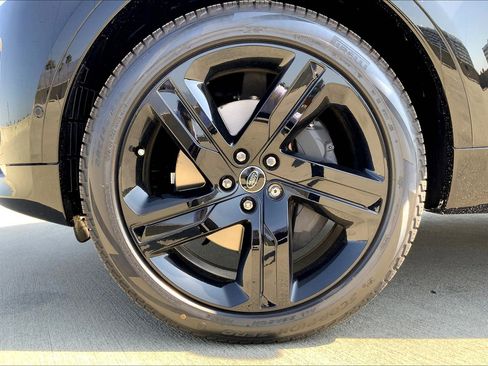 New 2025 Land Rover Discovery Dynamic SE image 17