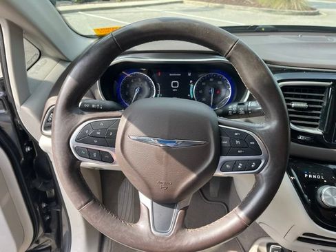 Used 2019 Chrysler Pacifica Touring-L w/ Advanced Safetytec Group FWD image 17
