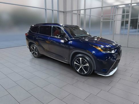 Used 2022 Toyota Highlander XSE AWD/4WD image 2