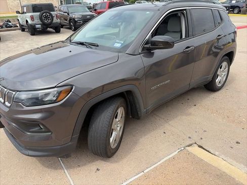 Used 2022 Jeep Compass Latitude w/ Sun and Sound Group FWD image 2