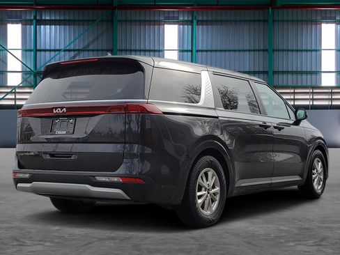 Used 2022 Kia Carnival LX image 5