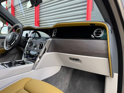Used 2025 Rolls-Royce Cullinan AWD/4WD image 32