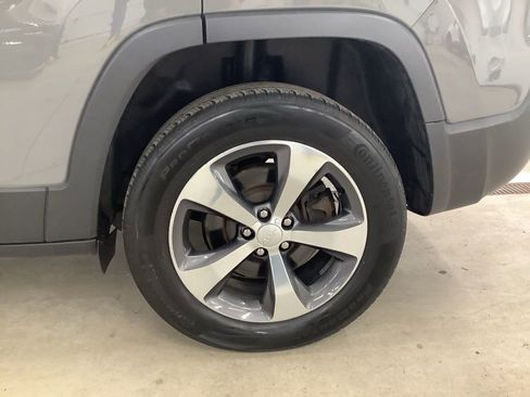 Used 2019 Jeep Cherokee Limited image 7