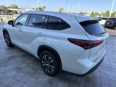 Used 2020 Toyota Highlander XLE AWD/4WD image 3