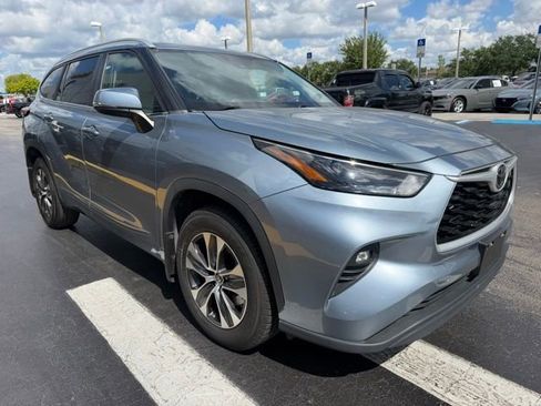 Used 2023 Toyota Highlander XLE FWD image 3
