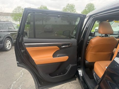 Used 2025 Toyota Highlander Platinum AWD/4WD image 31