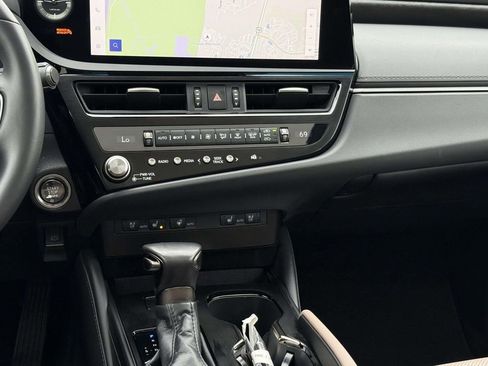 Used 2025 Lexus ES 350 w/ Premium Package FWD image 18