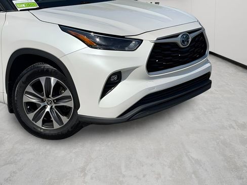 Used 2022 Toyota Highlander XLE AWD/4WD image 2