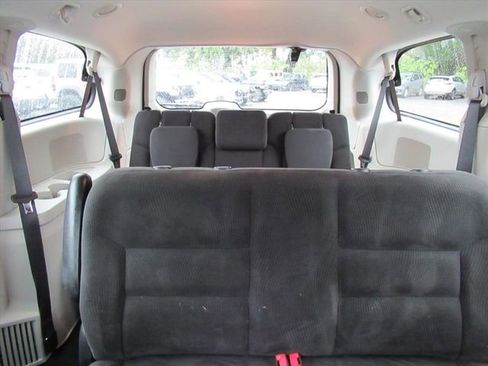 Used 2018 Dodge Grand Caravan SE w/ UConnect Hands-Free Group image 24