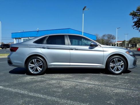 Used 2024 Volkswagen Jetta SE w/ Panoramic Sunroof Package image 6