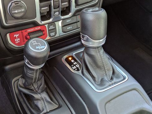 Used 2025 Jeep Wrangler Unlimited Rubicon AWD/4WD image 23