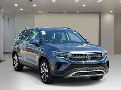 Used 2022 Volkswagen Taos SE w/ Panoramic Sunroof Package FWD image 6