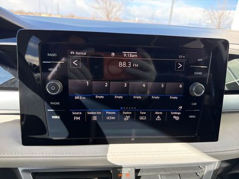 Certified 2025 Volkswagen Taos SE image 21