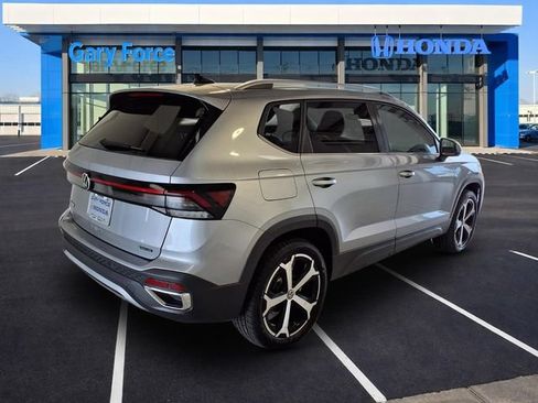 Used 2025 Volkswagen Taos SEL AWD/4WD image 2