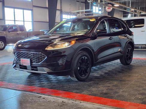 Used 2020 Ford Escape SE image 3