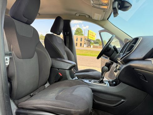 Used 2016 Jeep Cherokee Latitude w/ Cold Weather Group image 18