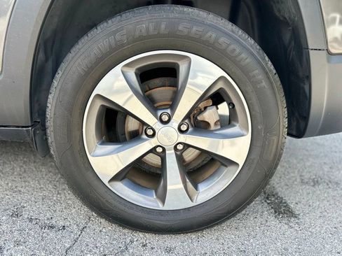 Used 2019 Jeep Cherokee Limited FWD image 16