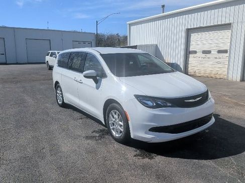 Used 2023 Chrysler Voyager LX FWD image 7