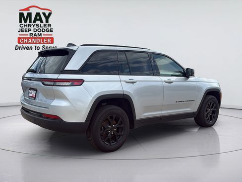 Used 2025 Jeep Grand Cherokee Altitude AWD/4WD image 7