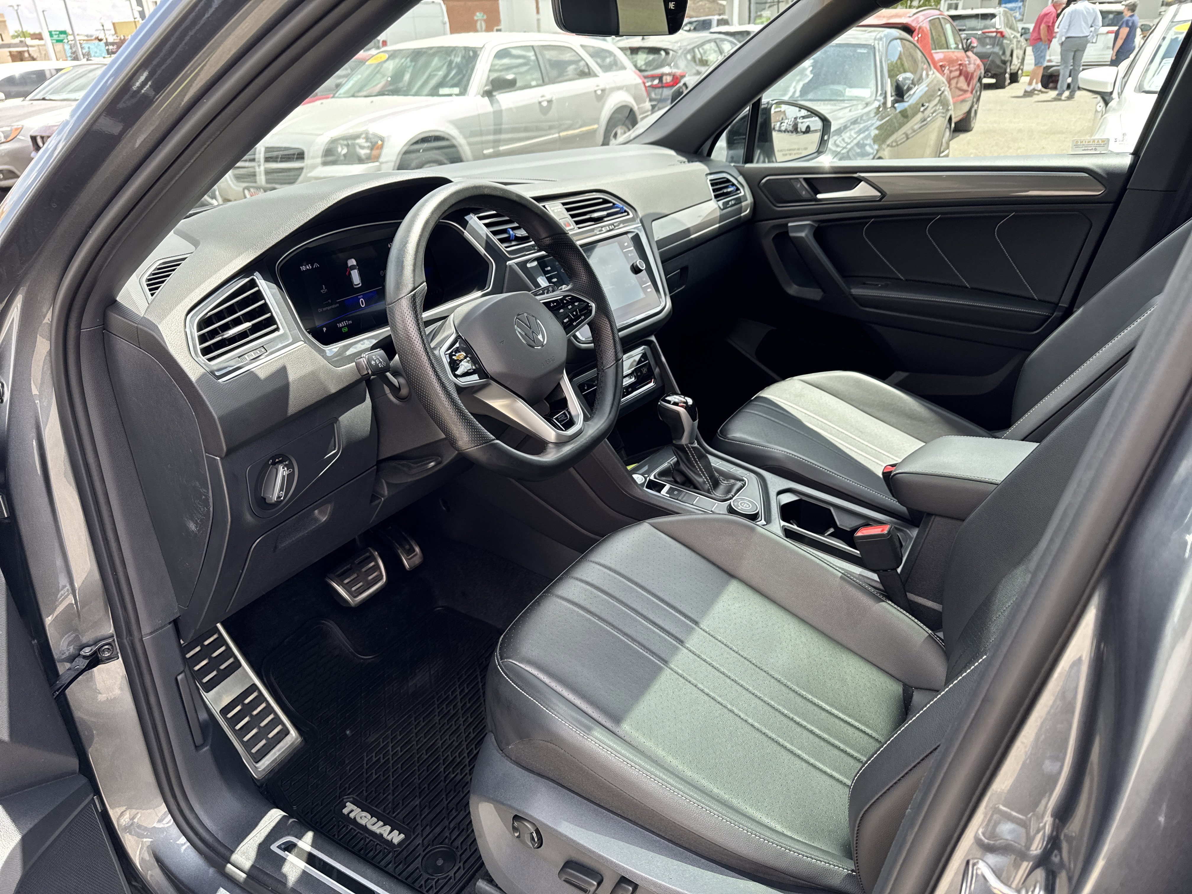 Used 2024 Volkswagen Tiguan SE R-Line AWD/4WD image 2