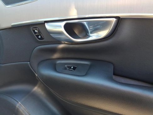 Used 2022 Volvo XC90 T5 Momentum w/ Climate Package image 12