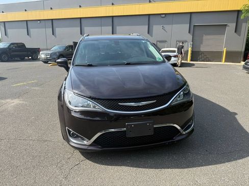 Used 2018 Chrysler Pacifica Touring-L FWD image 2
