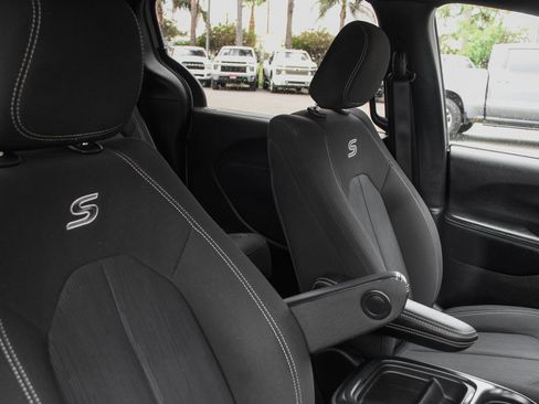 Used 2021 Chrysler Pacifica Touring w/ S Appearance Package image 38