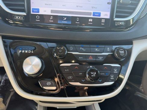 Used 2023 Chrysler Pacifica Touring-L FWD image 21
