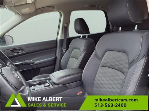Used 2024 Nissan Pathfinder S image 12