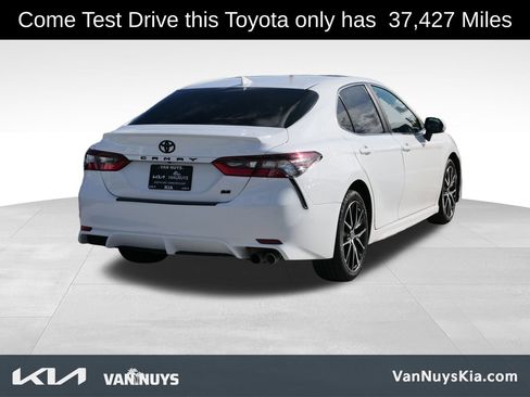 Used 2023 Toyota Camry SE image 3